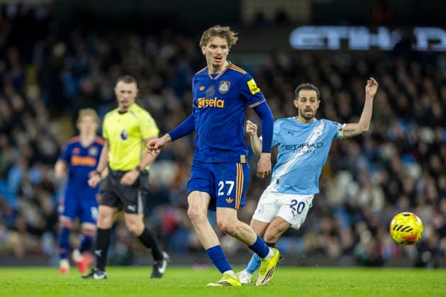 21st February 2026; Etihad Stadium, Manchester, Lancashire, England; Premier League Football, Manchester City versus Newcastle United; Nick Woltemade of Newcastle United crosses the ball  TimxWilliams Content restricted for UK based newspaper