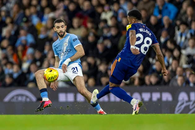 21st February 2026; Etihad Stadium, Manchester, Lancashire, England; Premier League Football, Manchester City versus Newcastle United; Joe Willock of Newcastle United under pressure from Rayan Ait-Nouri of Manchester City  TimxWilliams Content restricted for UK based newspaper