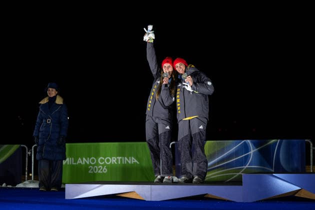 BUCKWITZ Lisa, SCHUTEN Neele (Deutschland) jubeln auf dem Podium bei der Siegerehrung ueber Platz 2 und Silber Medaille, ITA, Olympische Spiele Milano Cortina 2026, Olympia, Zweierbob Frauen, Finale, 21.02.2026 ITA, Olympische Spiele Milano Cortina 2026, Olympia, Zweierbob Frauen, Finale, 21.02.2026 Cortina d Ampezzo *** BUCKWITZ Lisa, SCHUTEN Neele Germany cheering on the podium at the award ceremony for second place and silver medal, ITA, Olympic Games Milano Cortina 2026, Olympics, two-man bobsleigh women, final, 21 02 2026 ITA, Olympic Games Milano Cortina 2026, Olympics, two-man bobsleigh women, final, 21 02 2026 Cortina d Ampezzo Copyright: xEibner-Pressefoto Memmlerx EP_MMR