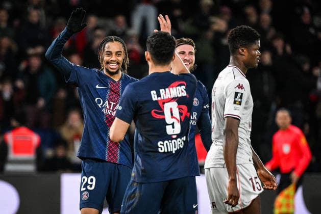 February 21, 2026, Paris, France, France: Bradley BARCOLA of PSG celebrate his goal with teammates during the Ligue 1 match between Paris Saint-Germain (PSG) and FC Metz at Parc des Princes Stadium on February 21, 2026 in Paris, France. Paris France - ZUMAm308 20260221_zsp_m308_005 Copyright: xMatthieuxMirvillex