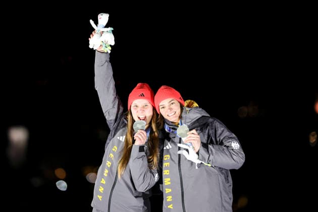 OLYMPICS - Winter Olympic Games, Olympische Spiele, Olympia, OS Milano Cortina 2026 CORTINA D AMPEZZO,ITALY,21.FEB.26 - OLYMPICS, BOBSLEIGH - Winter Olympic Games Milano Cortina 2026, 2-woman, heat 3 and 4, medal ceremony. Image shows the rejoicing of Lisa Buckwitz and Neele Schuten (GER). Keywords: medal.  GEPAxpictures xMaticxKlansek