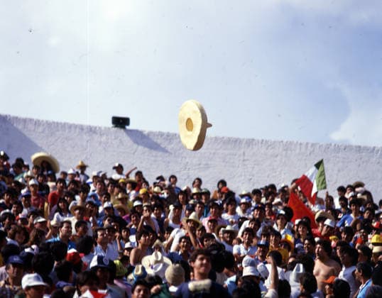 15.06.86 UDSSR - Belgien Mexiko, Leon, 15.06.1986, Fussball, FIFA WM 1986 in Mexiko, Achtelfinale, UDSSR - Belgien (3:4 n.V.): Fans Zuschauer werfen einen Sombrero in die Luft. *** 15 06 86 USSR Belgium Mexico, Leon, 15 06 1986, Soccer, FIFA World Cup 1986 in Mexico, Round of 16, USSR Belgium 3 4 n v supporters Spectators throw a Sombrero in The Air