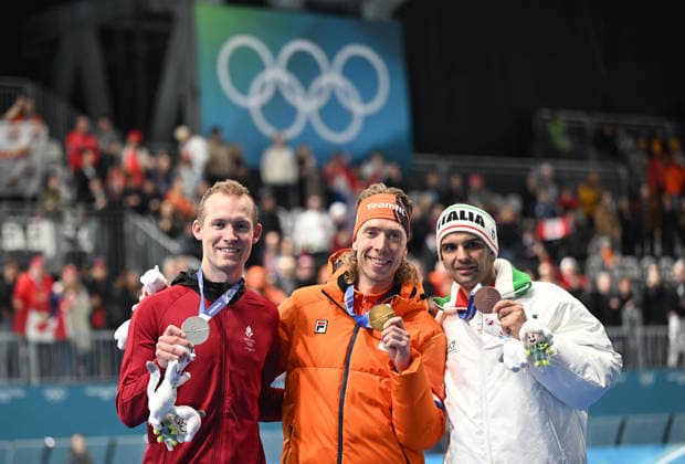 (260221) -- MILAN, Feb. 21, 2026 -- Gold medalist Jorrit Bergsma (L) of the Netherlands, silver medalist Viktor Hald Thorup (L) of Denmark, and bronze medalist Andrea Giovannini of Italy pose for photos during the awarding ceremony of the Speed skating, Eisschnelllauf men s mass start event at the Milan-Cortina 2026 Olympic Winter games, Winterspiele,Spiele, Summer games in Milan, Italy, Feb. 21, 2026. ) (MICO2026)ITALY-MILAN-OLYMPIC WINTER GAMES-SPEED SKATING-MEN S MASS START WuxWei 