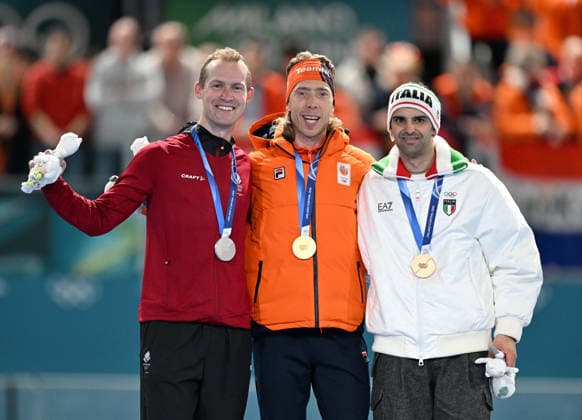 (260221) -- MILAN, Feb. 21, 2026 -- Gold medalist Jorrit Bergsma (L) of the Netherlands, silver medalist Viktor Hald Thorup (L) of Denmark, and bronze medalist Andrea Giovannini of Italy pose for photos during the awarding ceremony of the Speed skating, Eisschnelllauf men s mass start event at the Milan-Cortina 2026 Olympic Winter games, Winterspiele,Spiele, Summer games in Milan, Italy, Feb. 21, 2026. ) (MICO2026)ITALY-MILAN-OLYMPIC WINTER GAMES-SPEED SKATING-MEN S MASS START WuxWei 