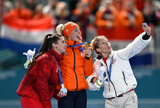 (260221) -- MILAN, Feb. 21, 2026 -- Gold medalist Marijke Groenewoud (C) of the Netherlands, silver medalist Ivanie Blondin (L) of Canada, and bronze medalist Mia Manganello of the United States take a selfie during the awarding ceremony of the Speed skating, Eisschnelllauf women s mass start event at the Milan-Cortina 2026 Olympic Winter games, Winterspiele,Spiele, Summer games in Milan, Italy, Feb. 21, 2026. ) (MICO2026)ITALY-MILAN-OLYMPIC WINTER GAMES-SPEED SKATING-WOMEN S MASS START WuxWei 
