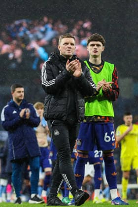 Manchester City v Newcastle United, Premier League Eddie Howe Manager Of Newcastle United applauds the fans during the Manchester City v Newcastle United Premier League match at the Etihad Stadium, Manchester, England on 21 February 2026 Credit: Lee Keuneke Every Second Media Editorial use only. All images are copyright Every Second Media Limited. No images may be reproduced without prior permission. All rights reserved. Premier League and Football League images are subject to licensing agreements with Football DataCo Limited. see https: www.football-dataco.com Copyright: xIMAGO EveryxSecondxMediax ESM-1811-0067 LeexKeunekex xEveryxSecondxMediax