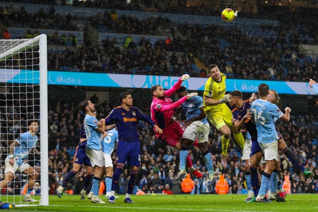 Manchester City v Newcastle United, Premier League Nick Pope Of Newcastle United heads the ball towards goal but it is saved by Gianluigi Donnarumma Of Manchester City during the Manchester City v Newcastle United Premier League match at the Etihad Stadium, Manchester, England on 21 February 2026 Credit: Lee Keuneke Every Second Media Editorial use only. All images are copyright Every Second Media Limited. No images may be reproduced without prior permission. All rights reserved. Premier League and Football League images are subject to licensing agreements with Football DataCo Limited. see https: www.football-dataco.com Copyright: xIMAGO EveryxSecondxMediax ESM-1811-0068 LeexKeunekex xEveryxSecondxMediax