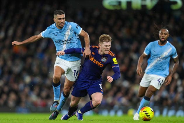 Manchester City v Newcastle United, Premier League Rodri Of Manchester City fouls Lewis Hall Of Newcastle United during the Manchester City v Newcastle United Premier League match at the Etihad Stadium, Manchester, England on 21 February 2026 Credit: Lee Keuneke Every Second Media Editorial use only. All images are copyright Every Second Media Limited. No images may be reproduced without prior permission. All rights reserved. Premier League and Football League images are subject to licensing agreements with Football DataCo Limited. see https: www.football-dataco.com Copyright: xIMAGO EveryxSecondxMediax ESM-1811-0075 LeexKeunekex xEveryxSecondxMediax