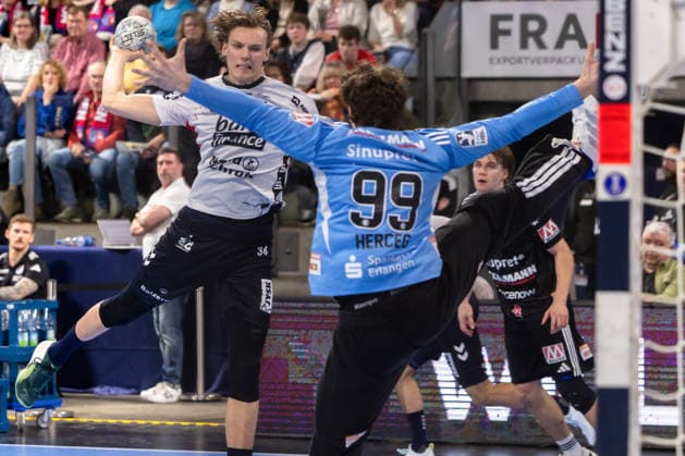 Thilo Knutzen (SG Flensburg-Handewitt, 34) auf Tin Herceg (HC Erlangen, 99) HC Erlangen vs. SG Flensburg-Handewitt, Handball, 1. Handball Bundesliga, Saison 2025 2026, 22. Spieltag, 21.02.2026 HC Erlangen vs. SG Flensburg-Handewitt, Handball, 1. Handball Bundesliga, Saison 2025 2026, 22. Spieltag, 21.02.2026 Nuernberg Copyright: xEibner-Pressefoto ArdanxFuessmanx EP_AFN