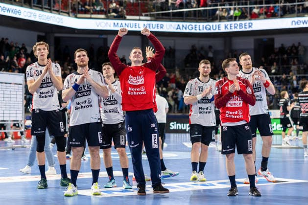 Bedanken sich bei den Fans für die Unterstuetzung. Kevin Moller (SG Flensburg-Handewitt, 20) Domen Novak (SG Flensburg-Handewitt, 63) HC Erlangen vs. SG Flensburg-Handewitt, Handball, 1. Handball Bundesliga, Saison 2025 2026, 22. Spieltag, 21.02.2026 HC Erlangen vs. SG Flensburg-Handewitt, Handball, 1. Handball Bundesliga, Saison 2025 2026, 22. Spieltag, 21.02.2026 Nuernberg Copyright: xEibner-Pressefoto ArdanxFuessmanx EP_AFN