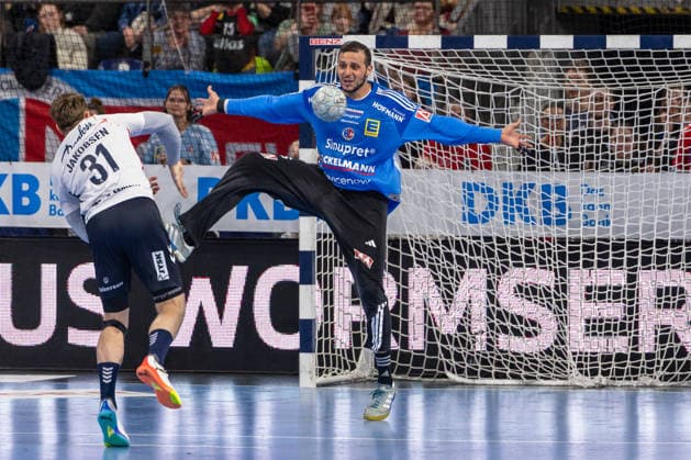 Khalifa Ghedbane (HC Erlangen, 96) haelt den Wurf von Emil Jakobsen (SG Flensburg-Handewitt, 31) HC Erlangen vs. SG Flensburg-Handewitt, Handball, 1. Handball Bundesliga, Saison 2025 2026, 22. Spieltag, 21.02.2026 HC Erlangen vs. SG Flensburg-Handewitt, Handball, 1. Handball Bundesliga, Saison 2025 2026, 22. Spieltag, 21.02.2026 Nuernberg Copyright: xEibner-Pressefoto ArdanxFuessmanx EP_AFN