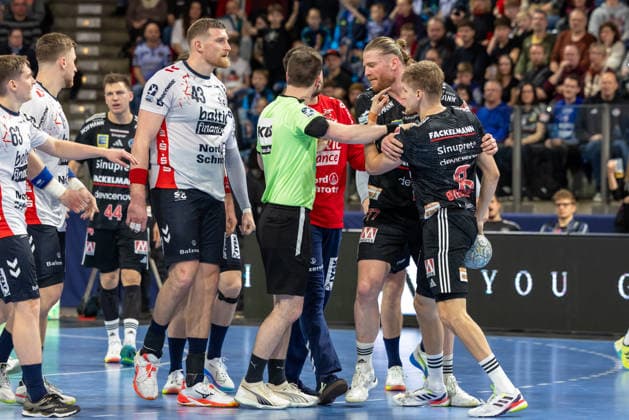 Schiedsrichter versucht die beiden Mannschaften nach Meinungsverschiedenheiten zu trennen. Domen Novak (SG Flensburg-Handewitt, 63) Sander Andreassen Overjordet (HC Erlangen, 08) Maciej Gebala (HC Erlangen, 77) HC Erlangen vs. SG Flensburg-Handewitt, Handball, 1. Handball Bundesliga, Saison 2025 2026, 22. Spieltag, 21.02.2026 HC Erlangen vs. SG Flensburg-Handewitt, Handball, 1. Handball Bundesliga, Saison 2025 2026, 22. Spieltag, 21.02.2026 Nuernberg Copyright: xEibner-Pressefoto ArdanxFuessmanx EP_AFN
