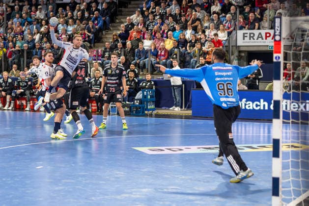 Simon Pytlick (SG Flensburg-Handewitt, 02) auf Khalifa Ghedbane (HC Erlangen, 96) Viggo Kristjansson (HC Erlangen, 73) HC Erlangen vs. SG Flensburg-Handewitt, Handball, 1. Handball Bundesliga, Saison 2025 2026, 22. Spieltag, 21.02.2026 HC Erlangen vs. SG Flensburg-Handewitt, Handball, 1. Handball Bundesliga, Saison 2025 2026, 22. Spieltag, 21.02.2026 Nuernberg Copyright: xEibner-Pressefoto ArdanxFuessmanx EP_AFN