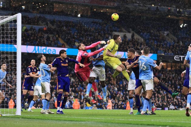 Football - Premier League - Manchester City v Newcastle United 21st February 2026 - Premier League - Manchester City v Newcastle United - Newcastle United goalkeeper Nick Pope challenges Manchester City goalkeeper Gianluigi Donnarumma for the ball - Photo: Simon Stacpoole Offside. Manchester UK Copyright: xSimonxStacpoolexOffside