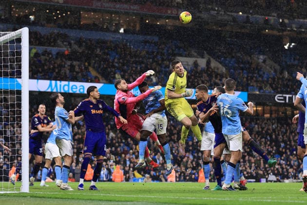 Football - Premier League - Manchester City v Newcastle United 21st February 2026 - Premier League - Manchester City v Newcastle United - Newcastle United goalkeeper Nick Pope challenges Manchester City goalkeeper Gianluigi Donnarumma for the ball - Photo: Simon Stacpoole Offside. Manchester UK Copyright: xSimonxStacpoolexOffside