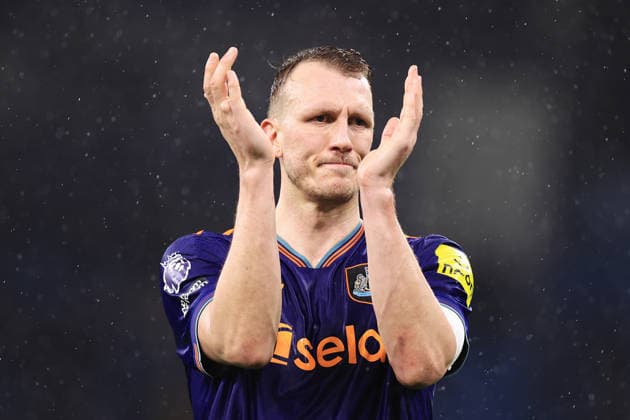 Football - Premier League - Manchester City v Newcastle United 21st February 2026 - Premier League - Manchester City v Newcastle United - Dan Burn of Newcastle United applauds the support after the match - Photo: Simon Stacpoole Offside. Manchester UK Copyright: xSimonxStacpoolexOffside