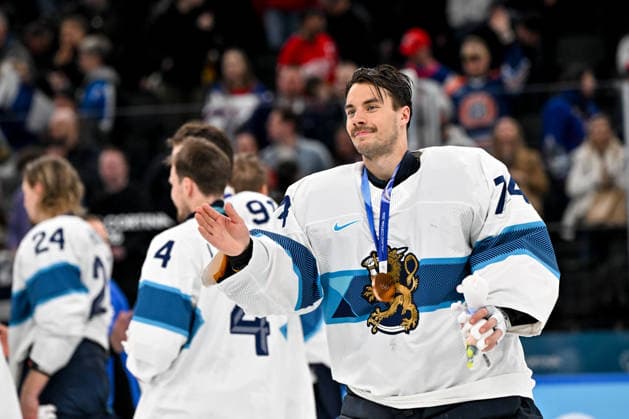 MILAN, ITALY - FEBRUARY 21: goalkeeper Juuse Saros of Finland celebrates winning the bronze medal during the Ice hockey, Eishockey Men™s Bronze Medal Game match between Slovakia and Finland on day fifteen of the Milano Cortina 2026 Winter Olympic Games, Olympische Spiele, Olympia, OS at Milano Santagiulia Ice Hockey Arena on February 21, 2026 in Milan, Italy. Milan Milano Santagiulia Ice Hockey Arena Italy *** MILAN, ITALY FEBRUARY 21 goalkeeper Juuse Saros of Finland celebrates winning the bronze medal during the Ice Hockey Men™s Bronze Medal Game match between Slovakia and Finland on day fifteen of the Milano Cortina 2026 Winter Olympic games at Milano Santagiulia Ice Hockey Arena on February 21, 2026 in Milan, Italy Milan Milano Santagiulia Ice Hockey Arena Italy Copyright: xJustPictures.ch AndreaxBrancax jp-en-EuSpIm-AB-AAB_987121022026