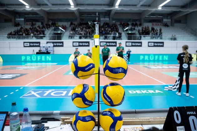 1. Volleyball Bundesliga Frauen: Schwarz-Weiss Erfurt vs. Ladies in Black Aachen; Erfurt; 21.02.2026 Symbolbild Volleybälle 1. Volleyball Bundesliga Frauen: Schwarz-Weiss Erfurt vs. Ladies in Black Aachen; Riethsporthalle Erfurt; 21.02.2026 Copyright: xBEAUTIFULxSPORTS Duehringx