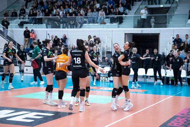 1. Volleyball Bundesliga Frauen: Schwarz-Weiss Erfurt vs. Ladies in Black Aachen; Erfurt; 21.02.2026 Jubel, Marit Zander ( 3; Ladies in Black Aachen) (links) und Zoi Mavrommatis ( 8; Ladies in Black Aachen) (rechts) beide rechts 1. Volleyball Bundesliga Frauen: Schwarz-Weiss Erfurt vs. Ladies in Black Aachen; Riethsporthalle Erfurt; 21.02.2026 Copyright: xBEAUTIFULxSPORTS Duehringx