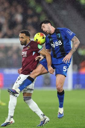 West Ham v Bournemouth 21st February 2026, London - Premier League Football - West Ham United v AFC Bournemouth - Callum Wilson of West Ham United and Marcos Senesi of Bournemouth - Photo: Charlotte Wilson Offside. London UK Copyright: xCharlottexWilsonx xOffsidexOffside