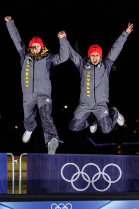 OLYMPICS - Winter Olympic Games, Olympische Spiele, Olympia, OS Milano Cortina 2026 CORTINA D AMPEZZO,ITALY,21.FEB.26 - OLYMPICS, BOBSLEIGH - Winter Olympic Games Milano Cortina 2026, 2-woman, heat 3 and 4, medal ceremony. Image shows the rejoicing of Laura Nolte and Deborah Levi (GER).  GEPAxpictures xMaticxKlansek