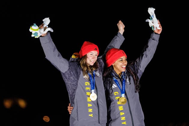 OLYMPICS - Winter Olympic Games, Olympische Spiele, Olympia, OS Milano Cortina 2026 CORTINA D AMPEZZO,ITALY,21.FEB.26 - OLYMPICS, BOBSLEIGH - Winter Olympic Games Milano Cortina 2026, 2-woman, heat 3 and 4, medal ceremony. Image shows the rejoicing of Laura Nolte and Deborah Levi (GER). Keywords: medal.  GEPAxpictures xMaticxKlansek