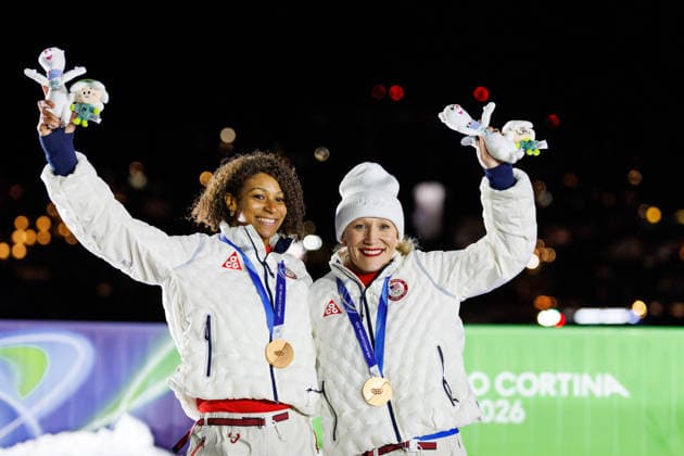 OLYMPICS - Winter Olympic Games, Olympische Spiele, Olympia, OS Milano Cortina 2026 CORTINA D AMPEZZO,ITALY,21.FEB.26 - OLYMPICS, BOBSLEIGH - Winter Olympic Games Milano Cortina 2026, 2-woman, heat 3 and 4, medal ceremony. Image shows the rejoicing of Jasmine Jones and Kaillie Armbruster Humphries (USA). Keywords: medal.  GEPAxpictures xMaticxKlansek