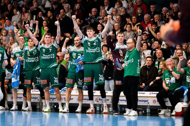 Goeppingen: HBL- 25 26 - Frisch Auf Goeppingen - THW Kiel Oskar Sunnefeldt (Goeppingen), Victor Klöve Kloeve (Goeppingen), Marcel Schiller (Goeppingen), Oskar Sunnefeldt (Goeppingen), Torhueter Julian Buchele (Goeppingen) Jubel Freude Emotion Goeppingen EWS Arena Baden-Württemberg Deutschland