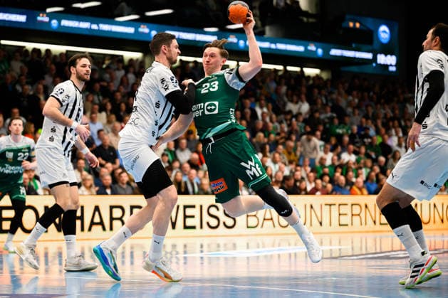 Goeppingen: HBL- 25 26 - Frisch Auf Goeppingen - THW Kiel v. li. im Zweikampf Hendrik Pekeler (THW Kiel) und Ole Pregler (Goeppingen) Goeppingen EWS Arena Baden-Württemberg Deutschland
