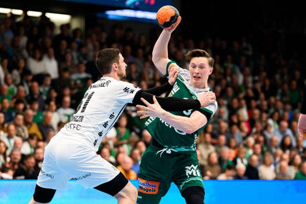 Goeppingen: HBL- 25 26 - Frisch Auf Goeppingen - THW Kiel v. li. im Zweikampf Hendrik Pekeler (THW Kiel) und Ole Pregler (Goeppingen) Goeppingen EWS Arena Baden-Württemberg Deutschland