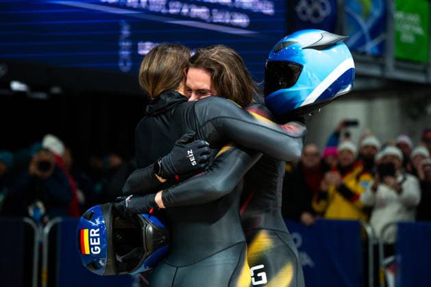 BUCKWITZ Lisa, SCHUTEN Neele (Deutschland) jubeln im Ziel ueber die Silber Medaille, ITA, Olympische Spiele Milano Cortina 2026, Olympia, Zweierbob Frauen, Finale, 21.02.2026 ITA, Olympische Spiele Milano Cortina 2026, Olympia, Zweierbob Frauen, Finale, 21.02.2026 Cortina d Ampezzo *** BUCKWITZ Lisa, SCHUTEN Neele Germany cheering at the finish line for the silver medal, ITA, Olympic Games Milano Cortina 2026, Olympia, two-man bobsleigh women, final, 21 02 2026 ITA, Olympic Games Milano Cortina 2026, Olympia, two-man bobsleigh women, final, 21 02 2026 Cortina d Ampezzo Copyright: xEibner-Pressefoto Memmlerx EP_MMR