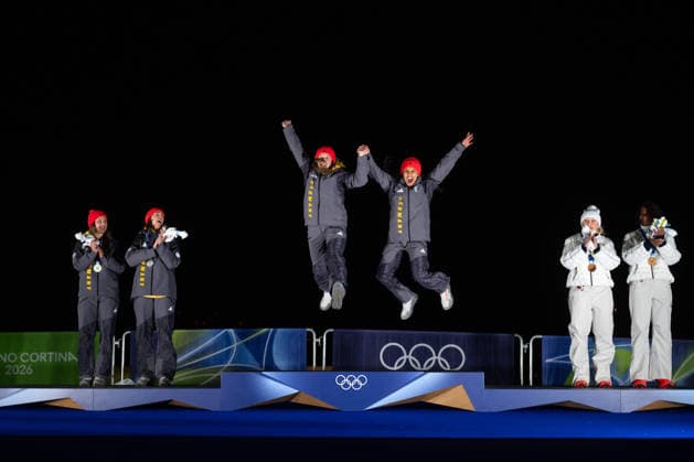 NOLTE Laura, LEVI Deborah (Deutschland) jubeln auf dem Podium bei der Siegerehrung ueber den Sieg und Gold Medaille, daneben BUCKWITZ Lisa, SCHUTEN Neele (Deutschland), ARMBRUSTER HUMPHRIES Kaillie, JONES Jasmine (USA), ITA, Olympische Spiele Milano Cortina 2026, Olympia, Zweierbob Frauen, Finale, 21.02.2026 ITA, Olympische Spiele Milano Cortina 2026, Olympia, Zweierbob Frauen, Finale, 21.02.2026 Cortina d Ampezzo *** NOLTE Laura, LEVI Deborah Germany celebrate their victory and gold medal on the podium at the award ceremony, next to them BUCKWITZ Lisa, SCHUTEN Neele Germany , ARMBRUSTER HUMPHRIES Kaillie, JONES Jasmine USA , ITA, Olympic Games Milano Cortina 2026, Olympia, two-man bobsleigh women, final, 21 02 2026 ITA, Olympic Games Milano Cortina 2026, Olympia, two-man bobsleigh women, final, 21 02 2026 Cortina d Ampezzo Copyright: xEibner-Pressefoto Memmlerx EP_MMR