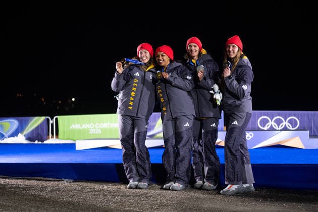BUCKWITZ Lisa, SCHUTEN Neele (Deutschland), ARMBRUSTER HUMPHRIES Kaillie, JONES Jasmine (USA) jubeln ueber Platz 2 Silber Medaille und Sieg Gold Metalle, ITA, Olympische Spiele Milano Cortina 2026, Olympia, Zweierbob Frauen, Finale, 21.02.2026 ITA, Olympische Spiele Milano Cortina 2026, Olympia, Zweierbob Frauen, Finale, 21.02.2026 Cortina d Ampezzo *** BUCKWITZ Lisa, SCHUTEN Neele Germany , ARMBRUSTER HUMPHRIES Kaillie, JONES Jasmine USA celebrate 2nd place silver medal and victory gold metals, ITA, Olympic Games Milano Cortina 2026, Olympia, two-man bobsleigh women, final, 21 02 2026 ITA, Olympic Games Milano Cortina 2026, Olympia, two-man bobsleigh women, final, 21 02 2026 Cortina d Ampezzo Copyright: xEibner-Pressefoto Memmlerx EP_MMR