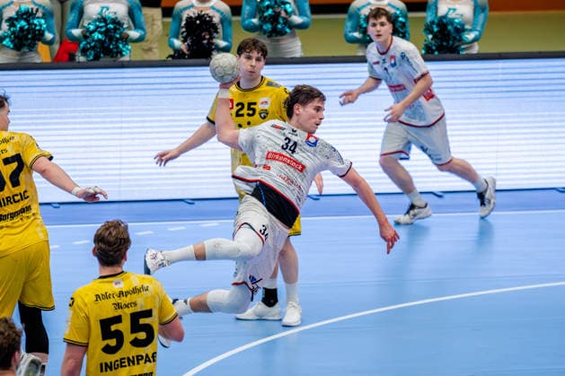 Krefeld, 21.02.2026, Handball, Herren, 2. Bundesliga, 20. Spieltag, 2025 2026: HSG Krefeld Niederrhein TV 05 07 Hüttenberg Paul Kompenhans (TV 05 07 Hüttenberg, 34) beim Torwurf Krefeld Glockenspitzhalle NRW Germany