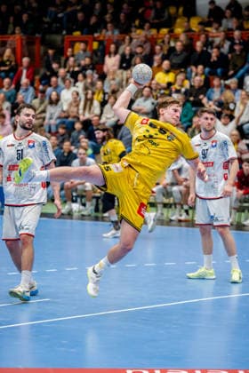Krefeld, 21.02.2026, Handball, Herren, 2. Bundesliga, 20. Spieltag, 2025 2026: HSG Krefeld Niederrhein TV 05 07 Hüttenberg Niklas Ingenpaß (HSG Krefeld Niederrhein, 55) beim Torwurf Krefeld Glockenspitzhalle NRW Germany