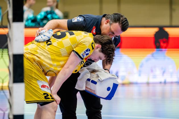Krefeld, 21.02.2026, Handball, Herren, 2. Bundesliga, 20. Spieltag, 2025 2026: HSG Krefeld Niederrhein TV 05 07 Hüttenberg Niklas Michalski (HSG Krefeld Niederrhein, 25) mit schmerzen nach einem Zusammenprall mit dem Pfosten Krefeld Glockenspitzhalle NRW Germany
