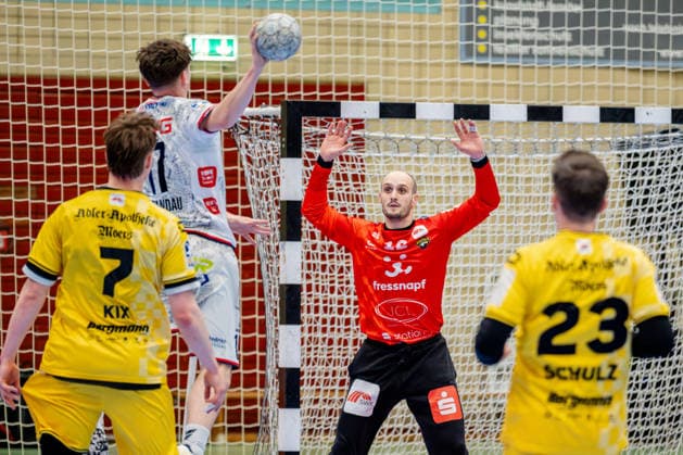 Krefeld, 21.02.2026, Handball, Herren, 2. Bundesliga, 20. Spieltag, 2025 2026: HSG Krefeld Niederrhein TV 05 07 Hüttenberg Pau Guitart (HSG Krefeld Niederrhein Niederrhein, 12) beim Torwurf von Phil Spandau (TV 05 07 Hüttenberg, 17) Krefeld Glockenspitzhalle NRW Germany