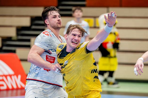 Krefeld, 21.02.2026, Handball, Herren, 2. Bundesliga, 20. Spieltag, 2025 2026: HSG Krefeld Niederrhein TV 05 07 Hüttenberg Niklas Ingenpaß (HSG Krefeld Niederrhein, 55) im Zweikampf mit Paul Ohl (TV 05 07 Hüttenberg, 10) Krefeld Glockenspitzhalle NRW Germany