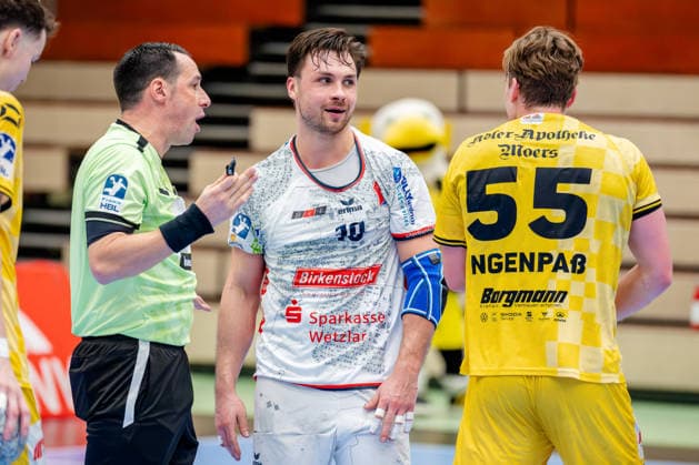 Krefeld, 21.02.2026, Handball, Herren, 2. Bundesliga, 20. Spieltag, 2025 2026: HSG Krefeld Niederrhein TV 05 07 Hüttenberg Fabian Baumgart im Gespräch mit Paul Ohl (TV 05 07 Hüttenberg, 10) und Niklas Ingenpaß (HSG Krefeld Niederrhein, 55) Krefeld Glockenspitzhalle NRW Germany