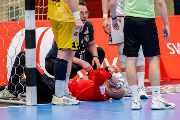 Krefeld, 21.02.2026, Handball, Herren, 2. Bundesliga, 20. Spieltag, 2025 2026: HSG Krefeld Niederrhein TV 05 07 Hüttenberg Pau Guitart (HSG Krefeld Niederrhein Niederrhein, 12) liegt nach einem Kopftreffer am Boden Krefeld Glockenspitzhalle NRW Germany