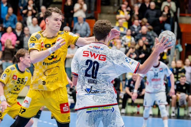 Krefeld, 21.02.2026, Handball, Herren, 2. Bundesliga, 20. Spieltag, 2025 2026: HSG Krefeld Niederrhein TV 05 07 Hüttenberg Matija Mircic (HSG Krefeld Niederrhein, 97) im Zweikampf mit Leif Haack (TV 05 07 Hüttenberg, 20) Krefeld Glockenspitzhalle NRW Germany