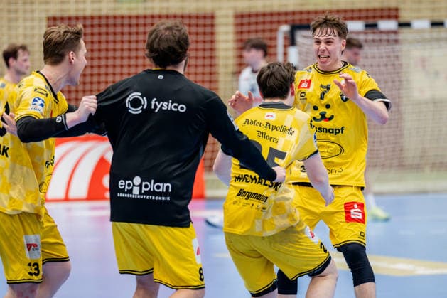 Krefeld, 21.02.2026, Handball, Herren, 2. Bundesliga, 20. Spieltag, 2025 2026: HSG Krefeld Niederrhein TV 05 07 Hüttenberg Marvin Kix (HSG Krefeld Niederrhein, 7) jubelt mit seinem Mitspielern über den Sieg Krefeld Glockenspitzhalle NRW Germany