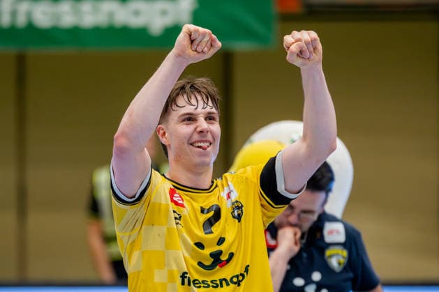 Krefeld, 21.02.2026, Handball, Herren, 2. Bundesliga, 20. Spieltag, 2025 2026: HSG Krefeld Niederrhein TV 05 07 Hüttenberg Marvin Kix (HSG Krefeld Niederrhein, 7) jubelt nachdem Spiel Richtung Zuschauer Krefeld Glockenspitzhalle NRW Germany