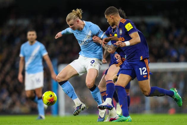 Manchester City v Newcastle United, Premier League Erling Haland Of Manchester City battles with Sandro Tonali Of Newcastle United & Malick Thiaw Of Newcastle United during the Manchester City v Newcastle United Premier League match at the Etihad Stadium, Manchester, England on 21 February 2026 Credit: Lee Keuneke Every Second Media Editorial use only. All images are copyright Every Second Media Limited. No images may be reproduced without prior permission. All rights reserved. Premier League and Football League images are subject to licensing agreements with Football DataCo Limited. see https: www.football-dataco.com Copyright: xIMAGO EveryxSecondxMediax ESM-1811-0085 LeexKeunekex xEveryxSecondxMediax