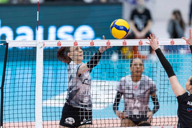 1. Volleyball Bundesliga Frauen: Schwarz-Weiss Erfurt vs. Ladies in Black Aachen; Erfurt; 21.02.2026 Isabel Kova?i? ( 11; Schwarz-Weiss Erfurt) gegen Zoi Mavrommatis ( 8; Ladies in Black Aachen) 1. Volleyball Bundesliga Frauen: Schwarz-Weiss Erfurt vs. Ladies in Black Aachen; Riethsporthalle Erfurt; 21.02.2026 Copyright: xBEAUTIFULxSPORTS Duehringx