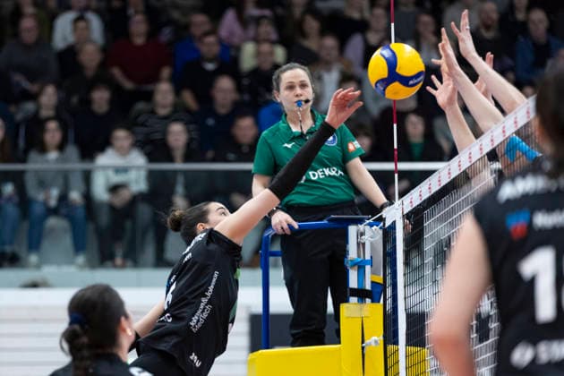 1. Volleyball Bundesliga Frauen: Schwarz-Weiss Erfurt vs. Ladies in Black Aachen; Erfurt; 21.02.2026 Zoi Mavrommatis ( 8; Ladies in Black Aachen) gegen Emilie Respaut ( 5; Schwarz-Weiss Erfurt) und Elizabeth Sandbothe ( 2; Schwarz-Weiss Erfurt) 1. Volleyball Bundesliga Frauen: Schwarz-Weiss Erfurt vs. Ladies in Black Aachen; Riethsporthalle Erfurt; 21.02.2026 Copyright: xBEAUTIFULxSPORTS Duehringx