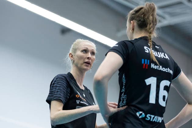 1. Volleyball Bundesliga Frauen: Schwarz-Weiss Erfurt vs. Ladies in Black Aachen; Erfurt; 21.02.2026 Mareike Hindriksen (Trainer; Ladies in Black Aachen) und Karmena Struka ( 16; Ladies in Black Aachen) 1. Volleyball Bundesliga Frauen: Schwarz-Weiss Erfurt vs. Ladies in Black Aachen; Riethsporthalle Erfurt; 21.02.2026 Copyright: xBEAUTIFULxSPORTS Duehringx