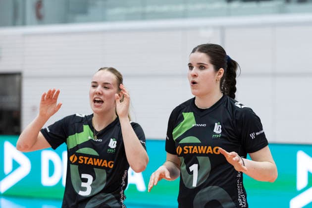 1. Volleyball Bundesliga Frauen: Schwarz-Weiss Erfurt vs. Ladies in Black Aachen; Erfurt; 21.02.2026 Marit Zander ( 3; Ladies in Black Aachen) und Celine Jebens ( 1; Ladies in Black Aachen) 1. Volleyball Bundesliga Frauen: Schwarz-Weiss Erfurt vs. Ladies in Black Aachen; Riethsporthalle Erfurt; 21.02.2026 Copyright: xBEAUTIFULxSPORTS Duehringx