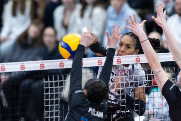 1. Volleyball Bundesliga Frauen: Schwarz-Weiss Erfurt vs. Ladies in Black Aachen; Erfurt; 21.02.2026 Alianza Darley ( 14; Schwarz-Weiss Erfurt) gegen Sophia Fallah ( 15; Ladies in Black Aachen) (links) und Celine Jebens ( 1; Ladies in Black Aachen) (rechts) 1. Volleyball Bundesliga Frauen: Schwarz-Weiss Erfurt vs. Ladies in Black Aachen; Riethsporthalle Erfurt; 21.02.2026 Copyright: xBEAUTIFULxSPORTS Duehringx