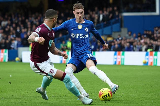 21st February 2026; Stamford Bridge, Chelsea, London, England: Premier League Football, Chelsea versus Burnley; Kyle Walker of Burnley pressures Cole Palmer of Chelsea  IanxStephen Content restricted for UK based newspaper